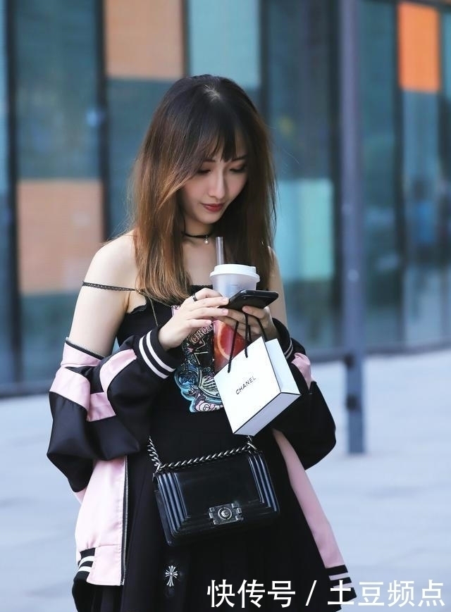 街拍:如果能成为她的男朋友,应该是一件无比幸福的事情