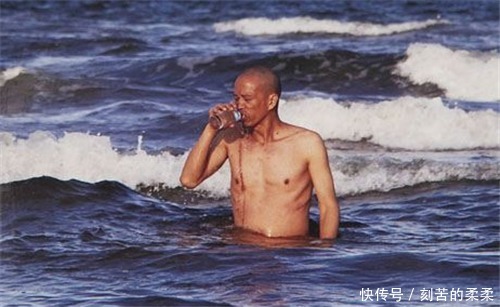 当年取出肋骨,做成项链送给5个女人的行为艺术家,如今现状如何