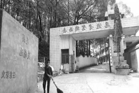 亿万富翁#火葬场门口一副对联上联“早来晚来都得来”,下联让人拍案叫绝