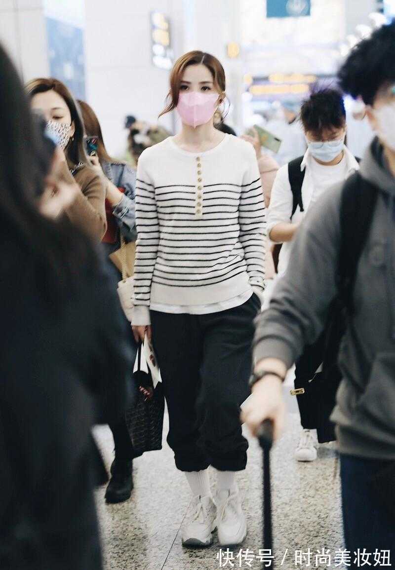 上下身|阿Sa果然是“时髦精”,穿运动裤塞进袜子里,显瘦又洋气