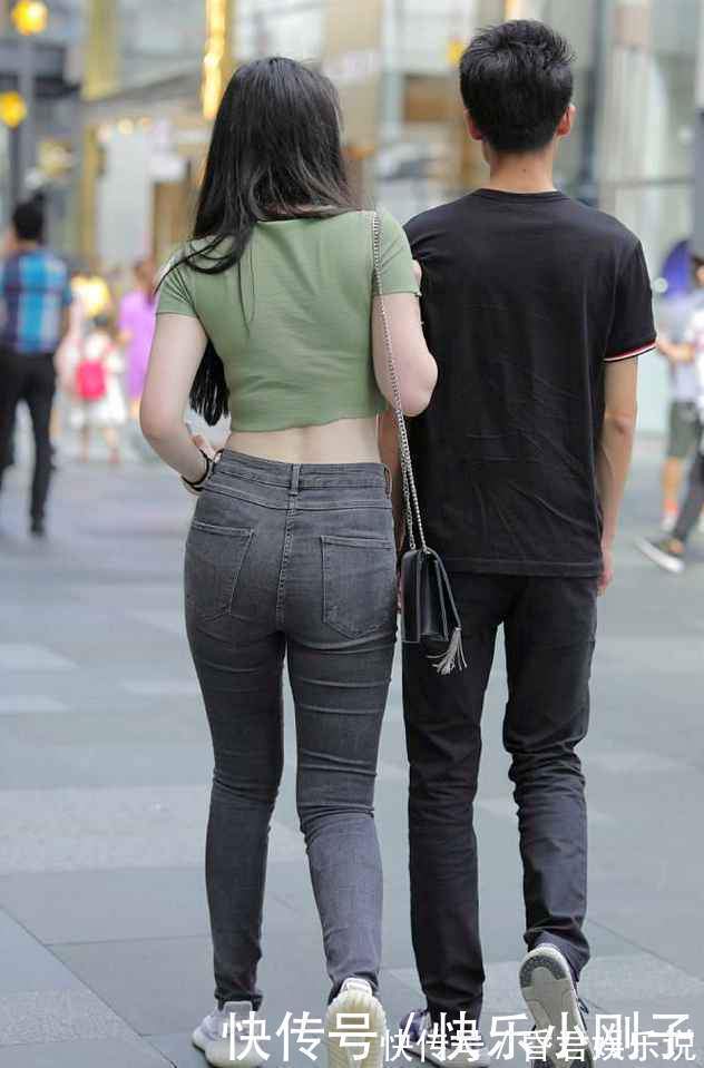 短袖|辣妈穿露脐短袖搭配牛仔裤,配置的不一样,彰显时髦特征