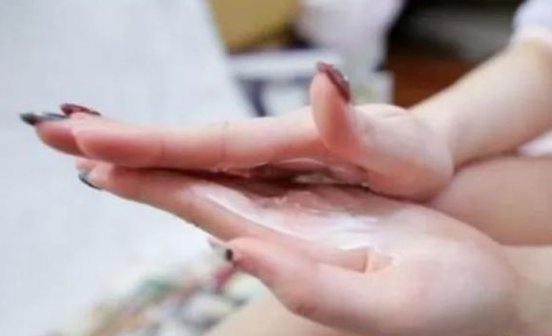 洗脸|洗脸后一直先拍水再擦乳难怪皮肤越来越差,正确做法是如此