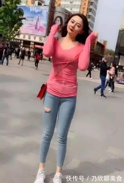 包包|花季少女斜肩上衣搭配紧身牛仔裤出门,运动范十足,美丽不减分!