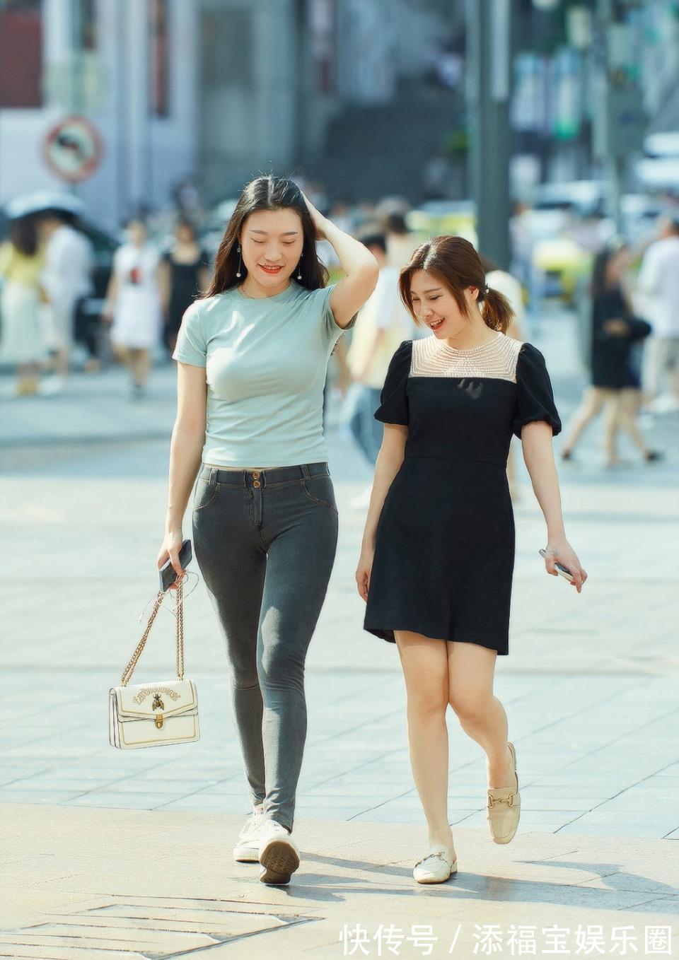 高跟鞋|穿弹力牛仔裤配短袖衫，清凉时尚美丽显瘦，穿出休闲有型的美