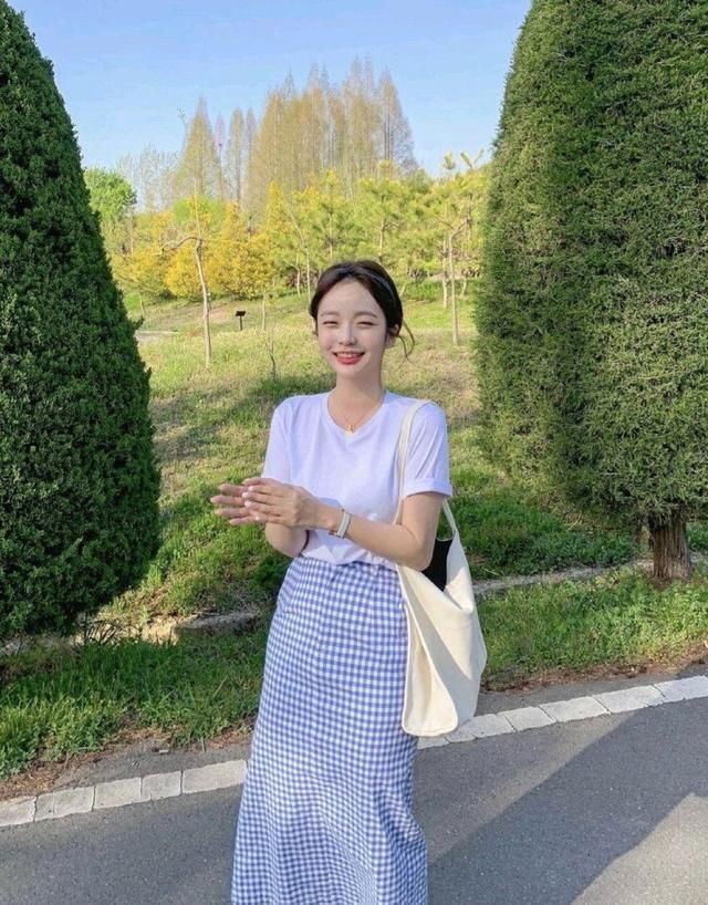快收起你的阔腿裤，甜美温柔的小裙子更流行，清爽舒适还有气质