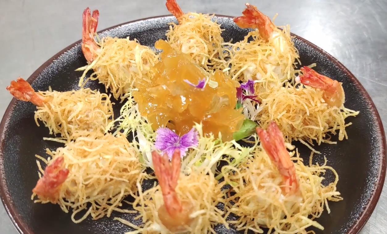 虾还可以这样吃,外酥里嫩,香脆可口,在家也能做的金丝虾球