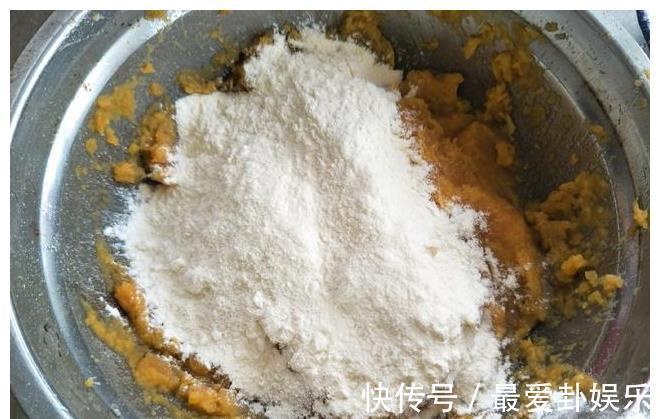 面团|多吃红薯好处多，一个红薯，一碗面粉，简单一做，比蛋糕还香