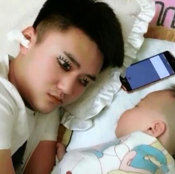 宝妈|这位宝爸哄睡方式火了,看到宝爸如此神操作,宝妈哭笑不得!