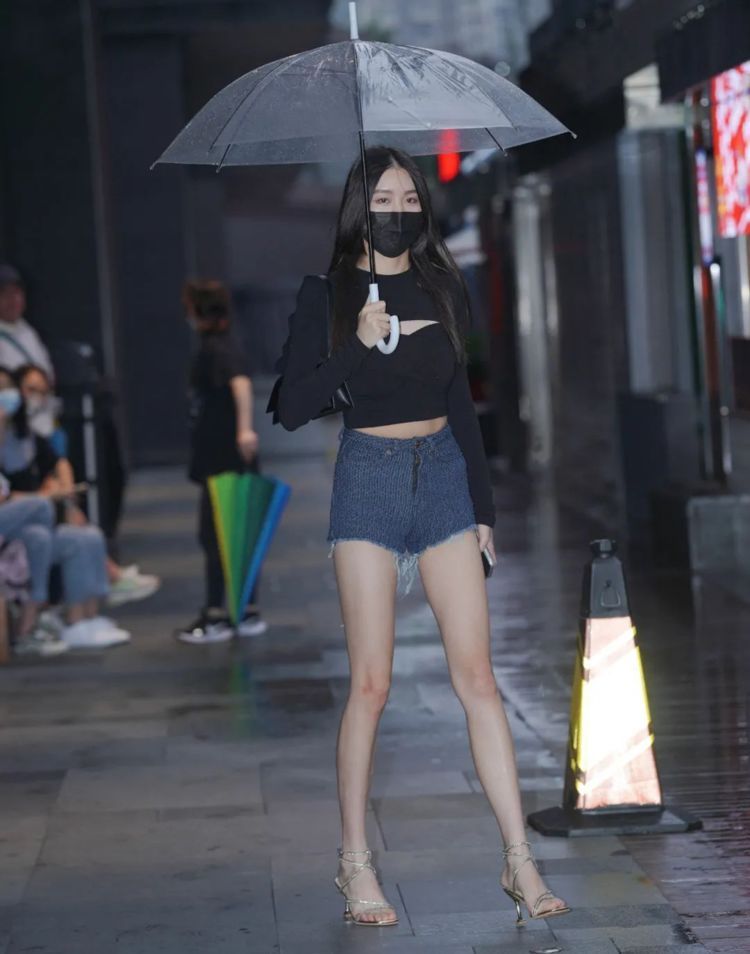 黑色 黑色上衣,与牛仔裤搭配,清新舒适,尽显霸气御姐范