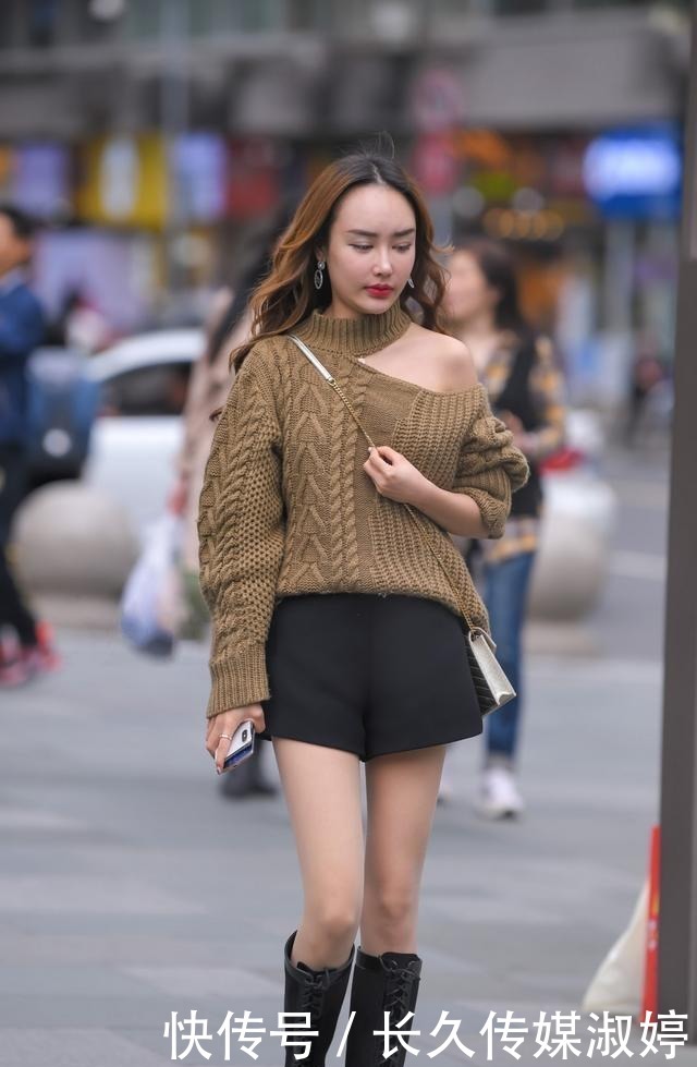 褐色|褐色单肩毛衣搭配黑色中筒靴，保暖个性，时尚感十足