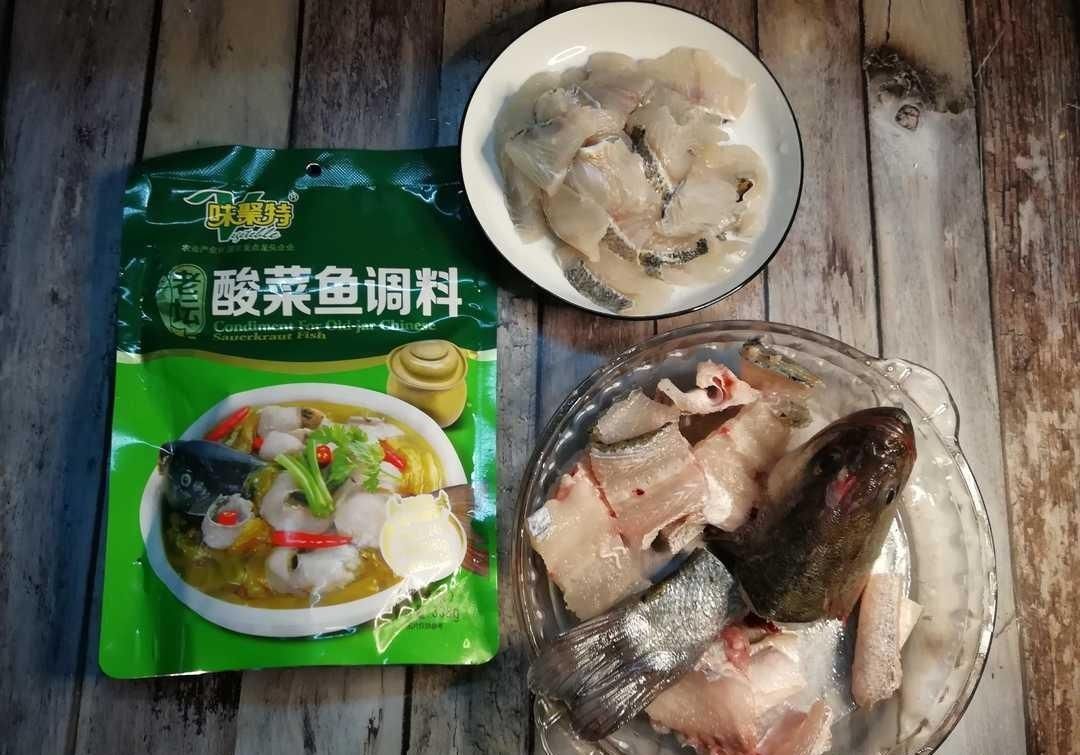 酸菜鱼|鲈鱼鲜美嫩滑，三道家常做法，清蒸、炖汤和酸菜鱼，都很喜闻乐见