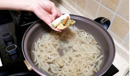 猪皮这样吃才叫爽,不炒也不炸,一次做一锅,一锅都不够吃