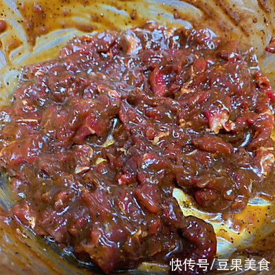 黑椒牛肉蛋包饭|自制黑椒牛肉蛋包饭（简单美味家常菜），再也不用买了