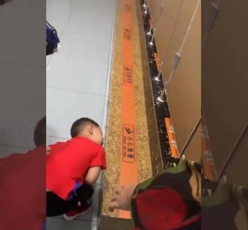 孩子|宝妈带儿子进女厕,男孩趴地上“偷看”,妈妈:孩子看一下怎么了