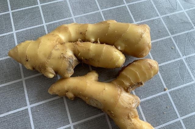 生姜别再放冰箱了，老农教你一招，随吃随取，怎么放都不干