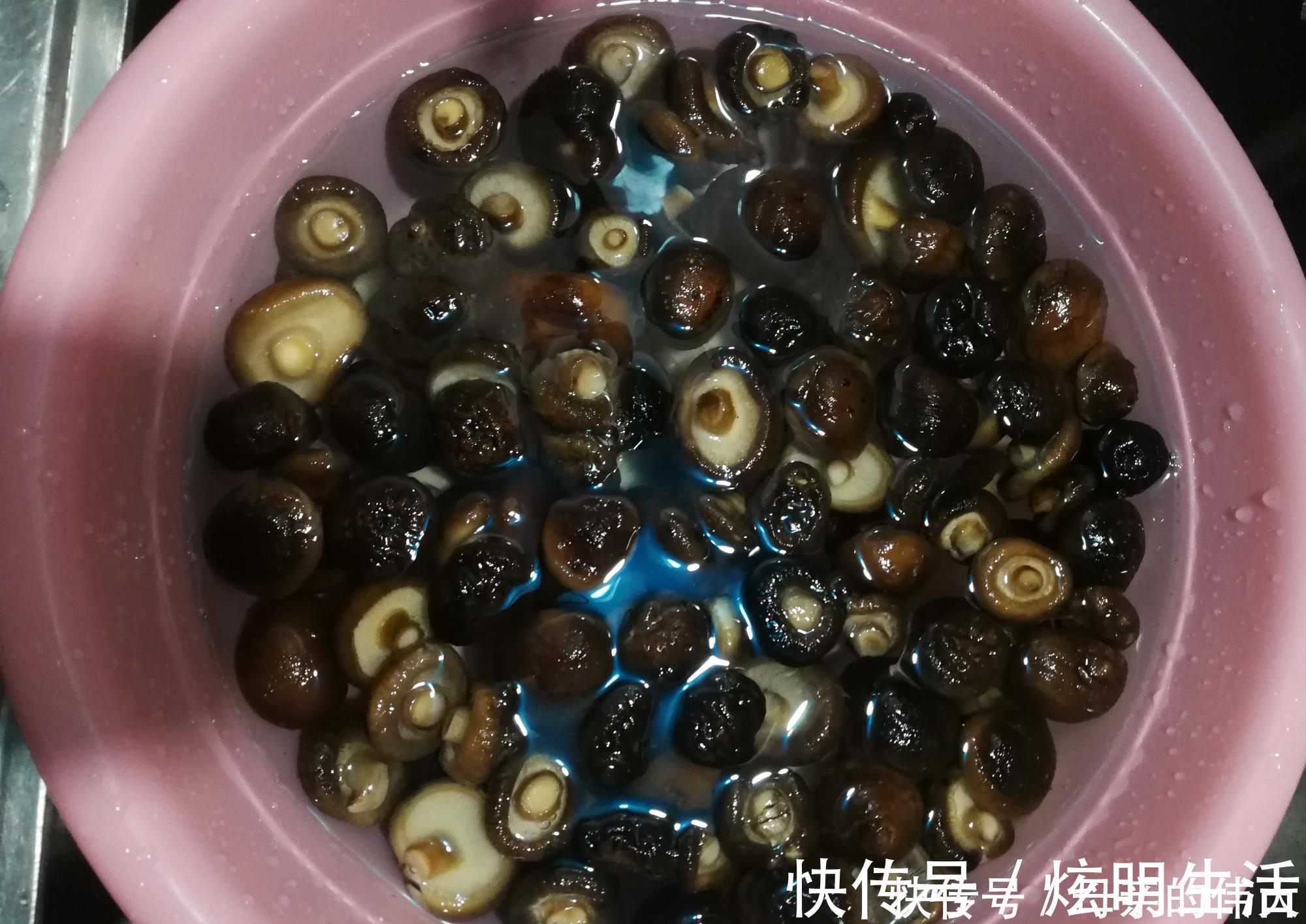 肉馅|用香菇包饺子不是越新鲜越好吃，选对做对，饺子馅才能鲜美又好吃