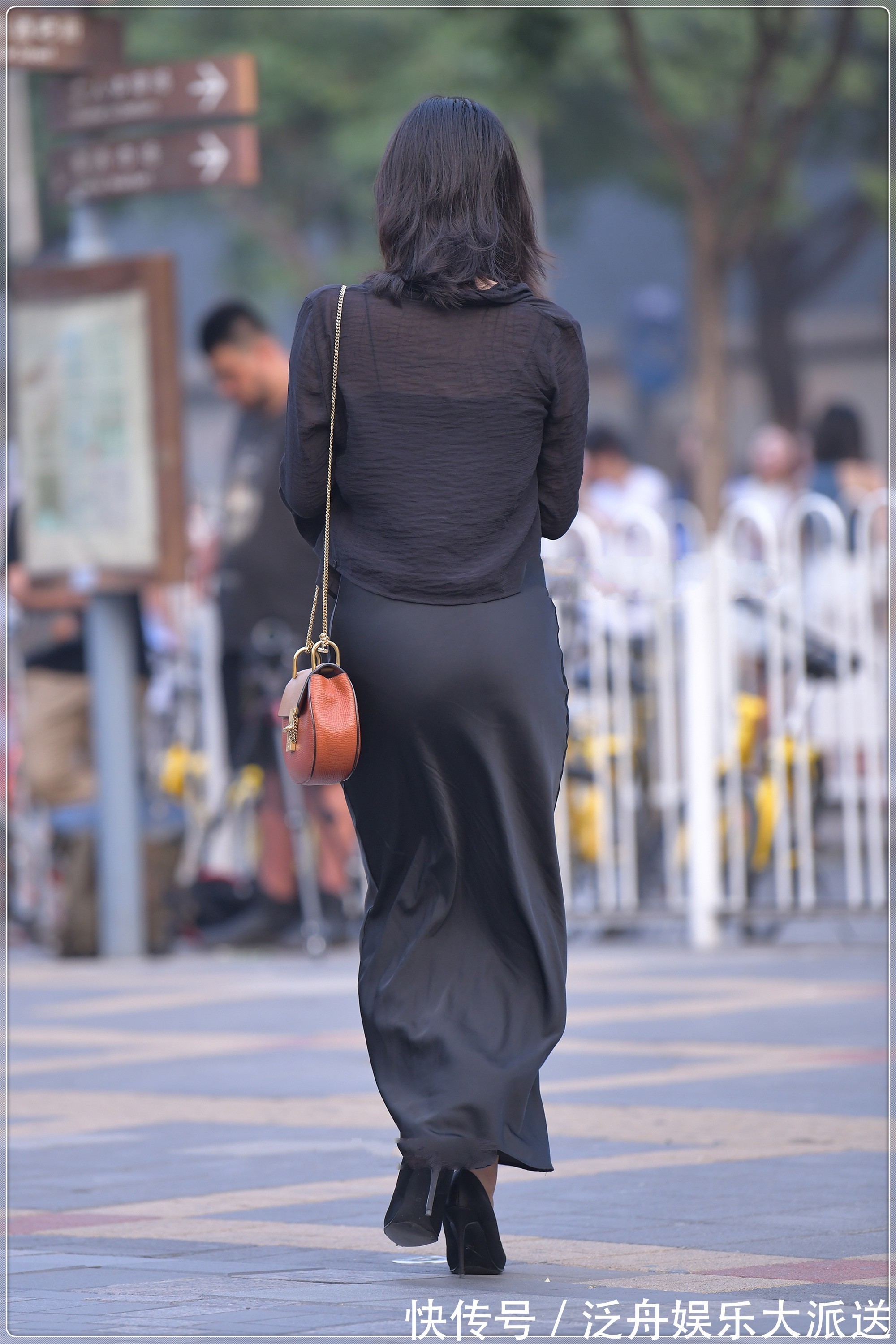 姑娘 黑色真丝吊带裙子搭配橘红色链条包,大气端庄,精致时尚