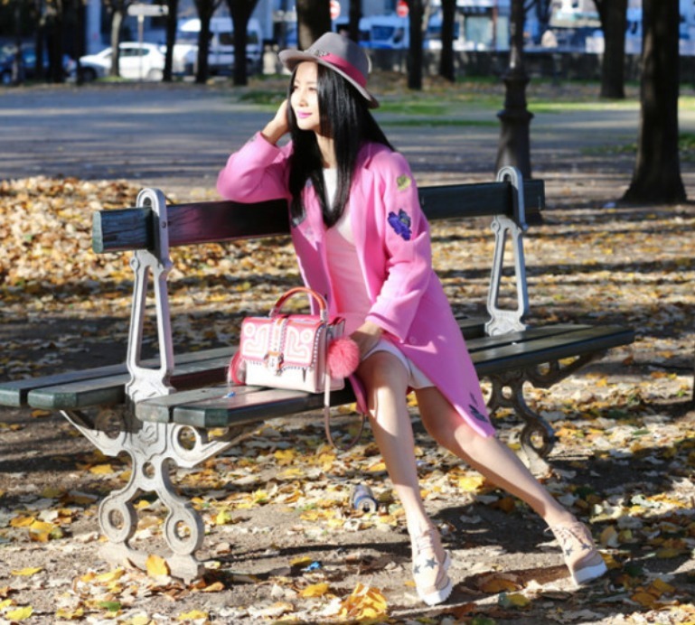秋冬 奔三奔四的女性秋冬穿搭,粉色大衣搭配小白裙,气质如同18岁!