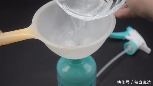 油污|厨房玻璃有油污洗不干净教你一招，轻轻一擦油污全去除，真实用