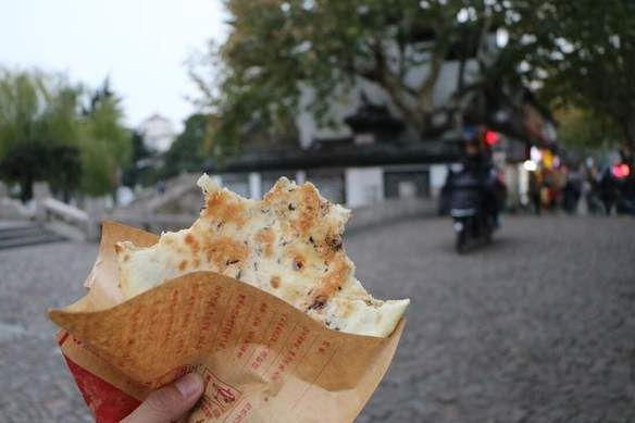 梅干菜烧饼，咬上一口真香，外皮酥脆，内馅扎实，学会可以开店了