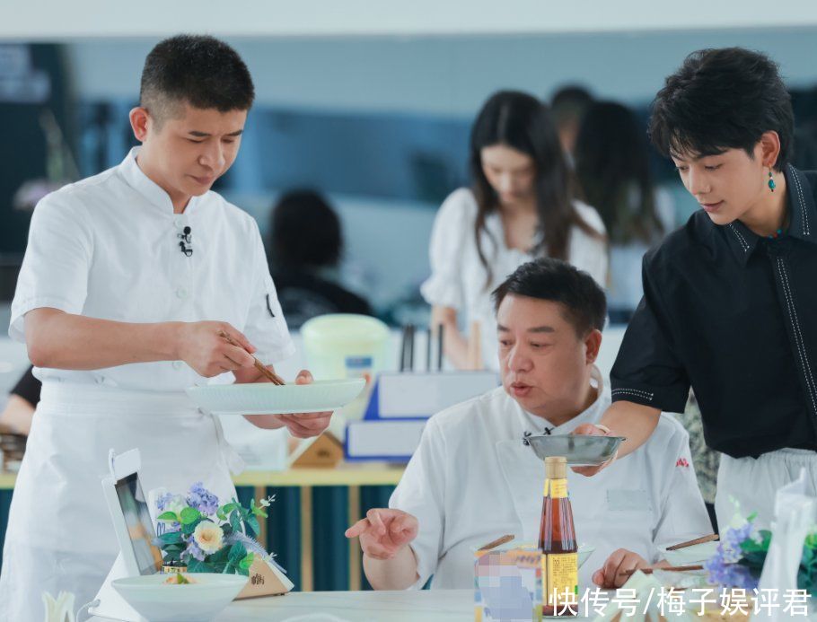 龚俊|《中餐厅5》明星做菜有多贵？黄晓明鱼头卖155，龚俊小龙虾要199
