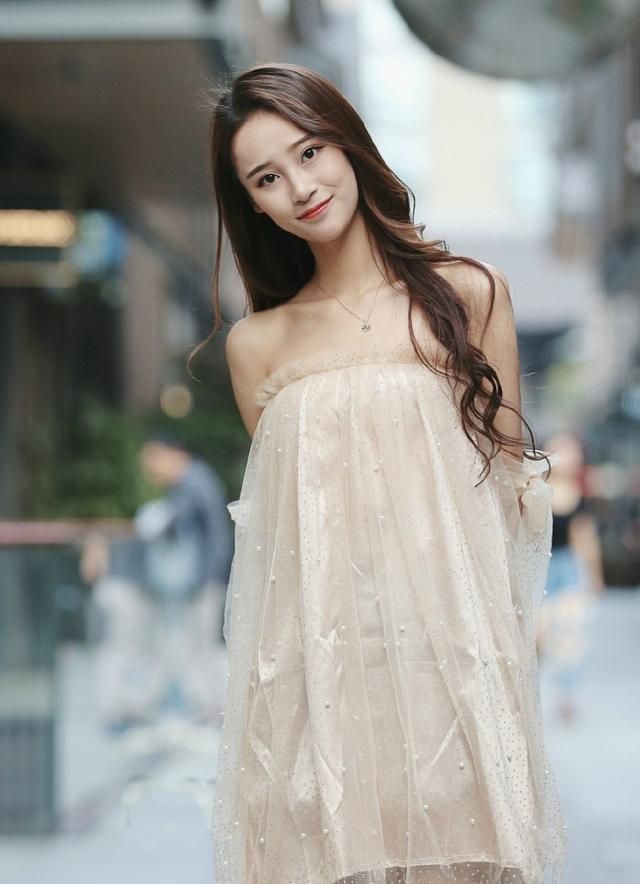 街拍：美女烟灰色吊带长裙，长发披肩，撩发的动作妩媚动人