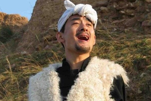 因《星光大道》一炮走红,从万人捧到万人骂,阿宝得罪了谁?