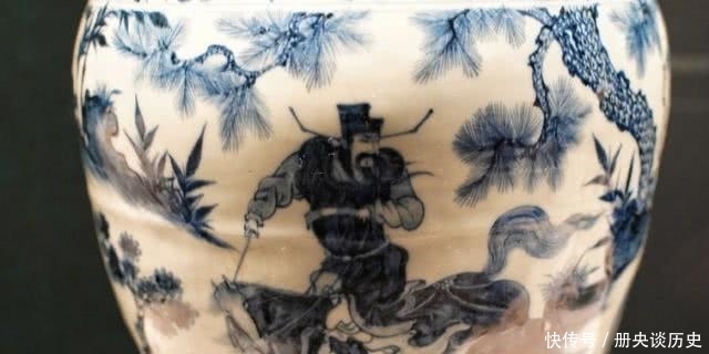 沐英墓中出土一件青花瓶,它在展览时,却有一个奇怪的摆放规律