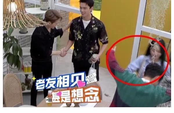 cp|赵丽颖做客《冰箱》，与何炅拥抱方式甜出天际，cp合体网友爷青回