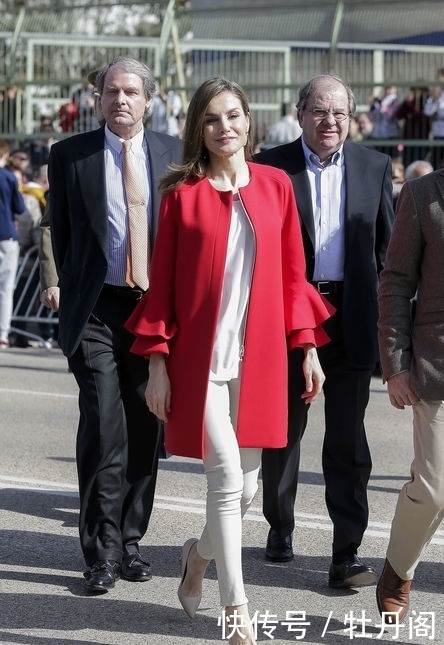 西班牙王后“带货”能力真强!穿蛇皮纹长裙出席活动,又一次售罄