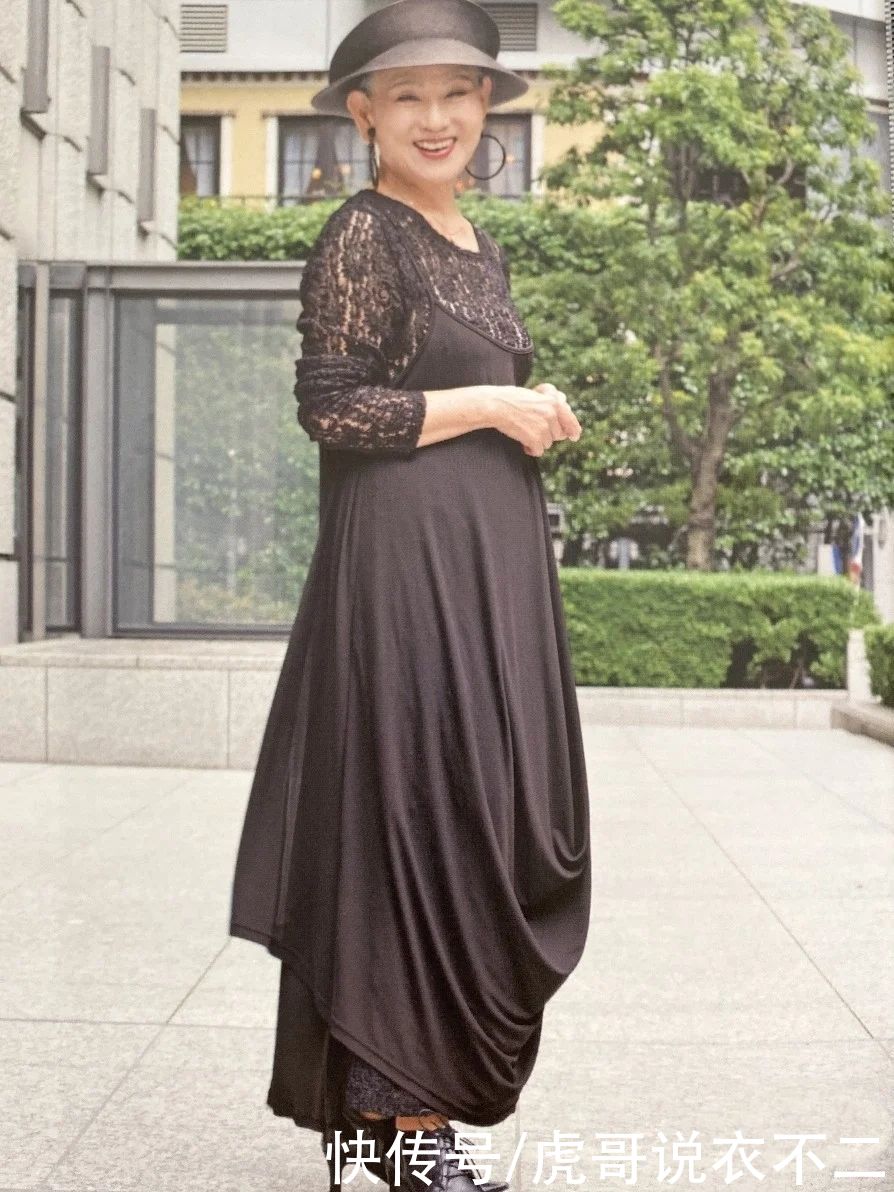 女人懂穿衣越活越年轻，70岁依旧貌美如花，这两位奶奶让人羡慕