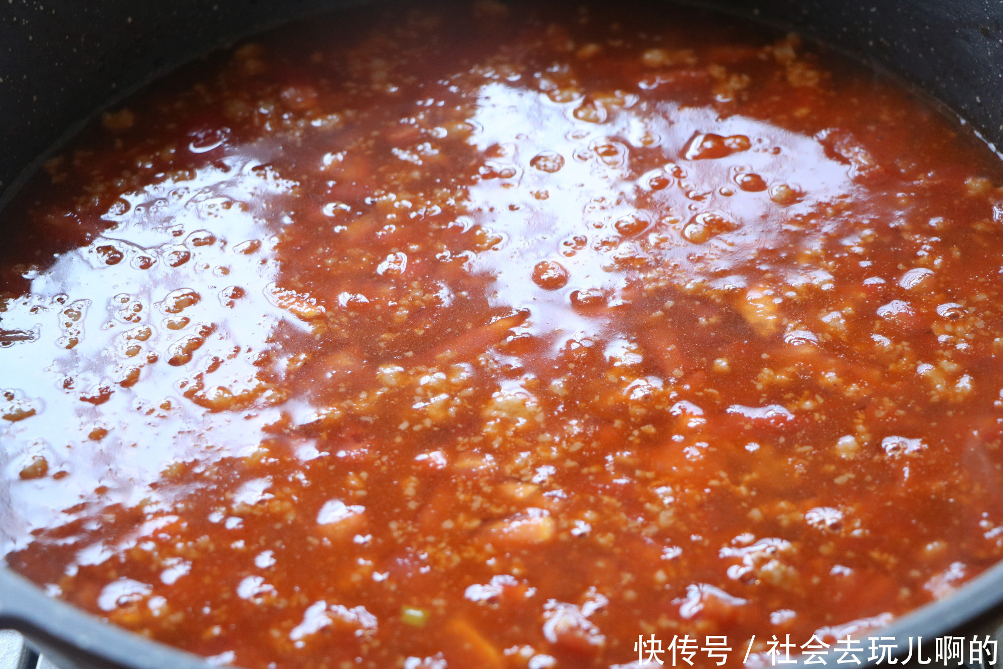 超爱|天气凉了，煮上一锅金针菇番茄汤，汤汁多，保暖又下饭，超爱吃