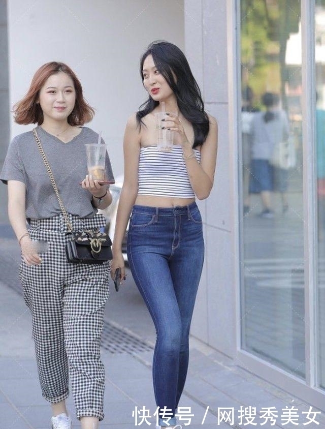 街拍蓝白条纹上衣配高腰牛仔裤,时尚精致,充满活力