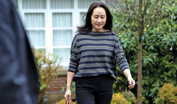 搭配|孟晚舟3穿旧衣现身,同款条纹衫叠穿风格大变,搭瘦腿裤露出脚镣