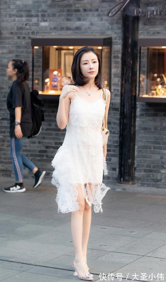 包臀裙|美女街拍:连衣裙洋溢着时尚休闲感,出街凹造型必备,个性魅力尽显