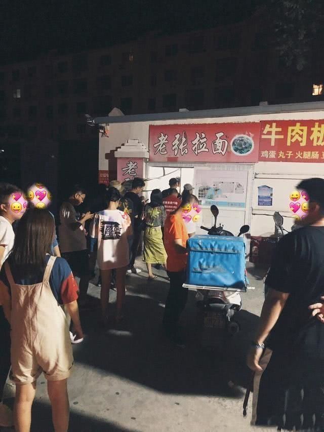 兰州拉面|沈腾冒雨吃了碗拉面,25万人点赞,看到店面后,网友苍蝇馆子