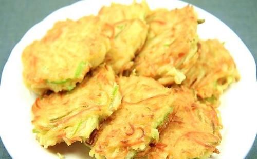 土豆丝别炒着吃了！加2个鸡蛋，10分钟解决全家人早餐，太香了