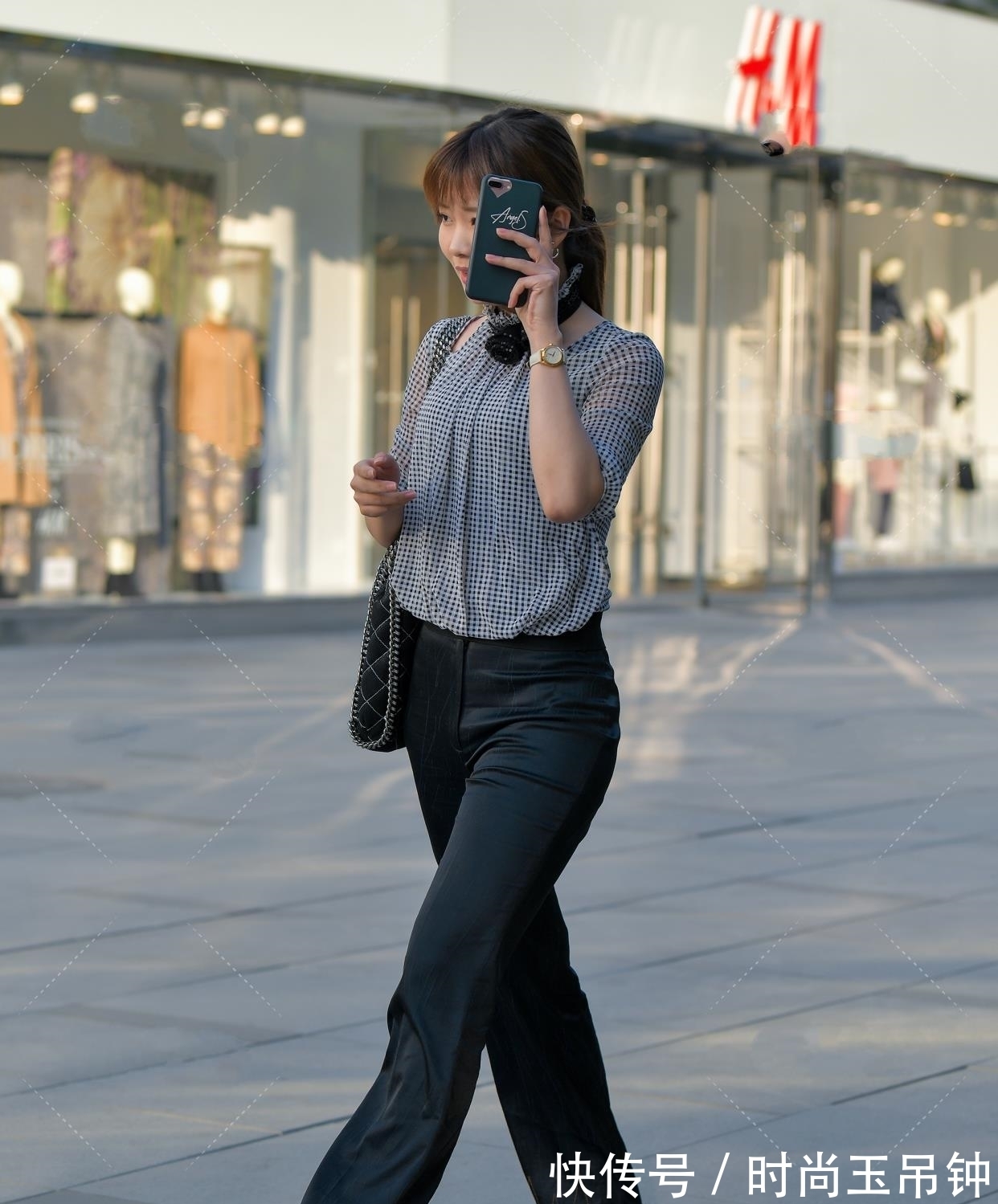 职场 格子复古挂脖镂空衬衫,黑白格子加上黑色蝴蝶结,日常通勤单品