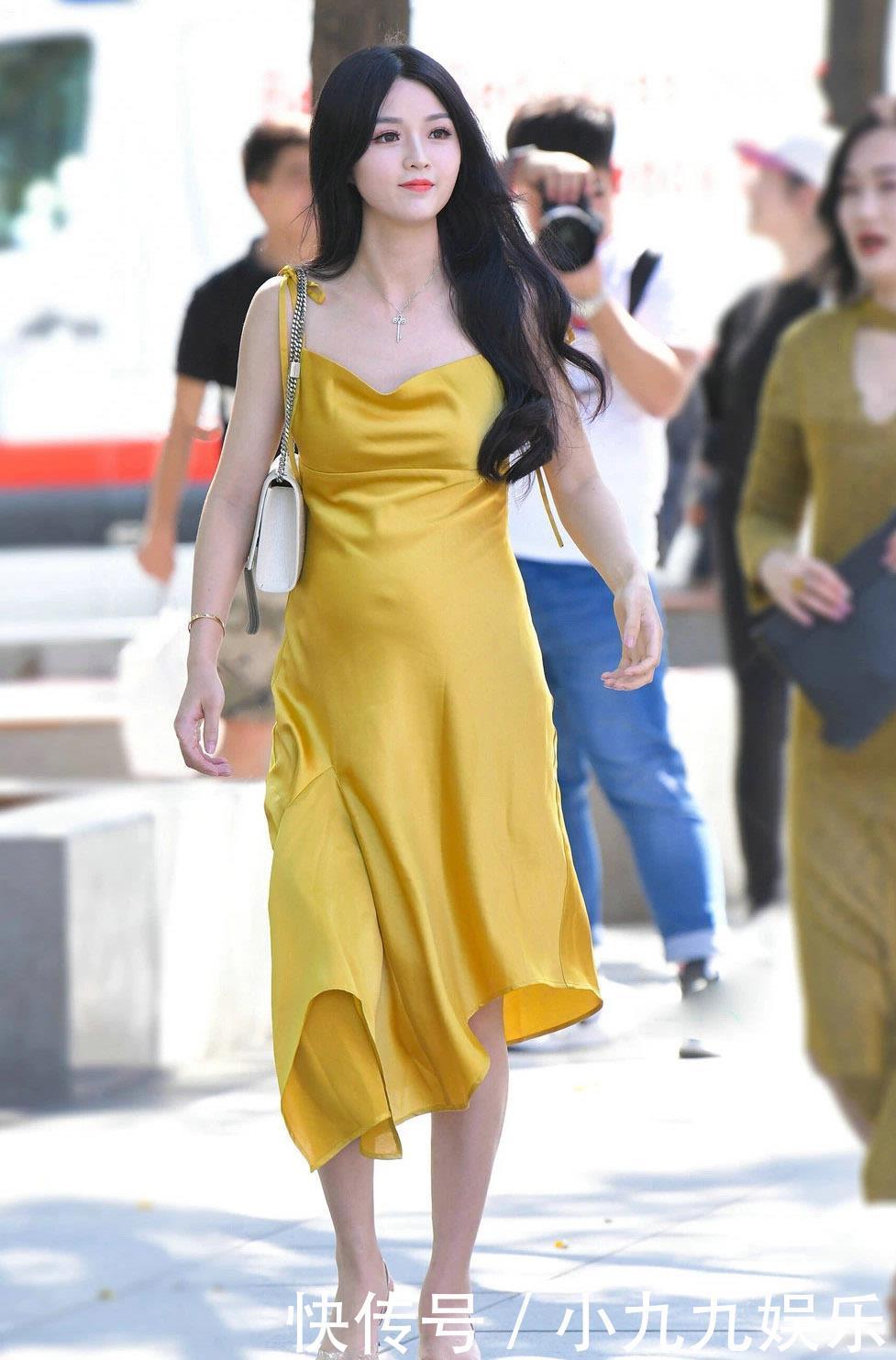 指导|穿“黄金裙”上街,大表姐亲自指导,是担心她嫁不出去吗