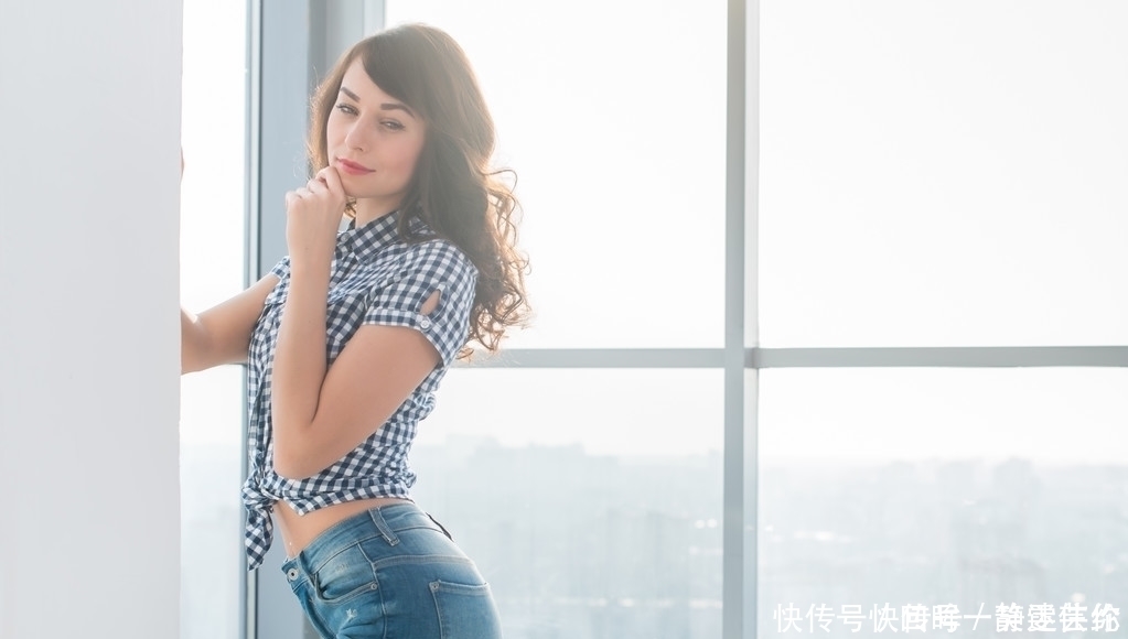 紧身牛仔裤衬托曲线身材,普通妹子秒变时尚女神,潮流范十足