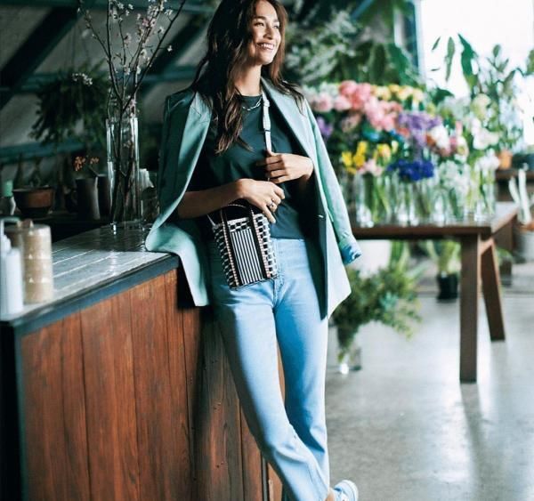 30＋的女性春季别总穿风衣！试试“西装＋T恤”穿法，简单又不落伍