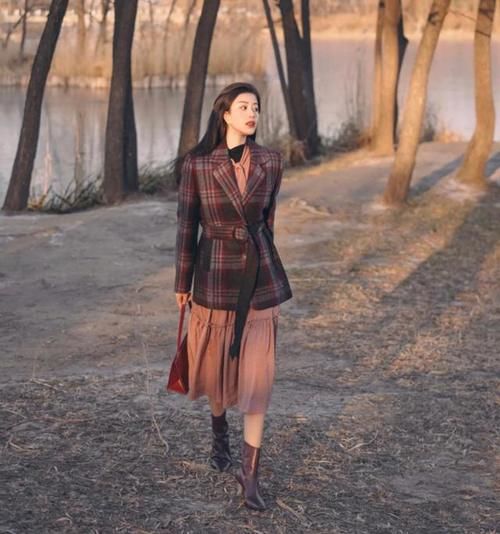 同色系的单品叠穿，不仅不容易出错，而且视觉上很有层次感！