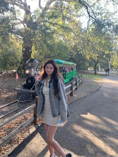 又到了穿裙子的季节,干净白色连衣裙搭配牛仔外套,性感又休闲