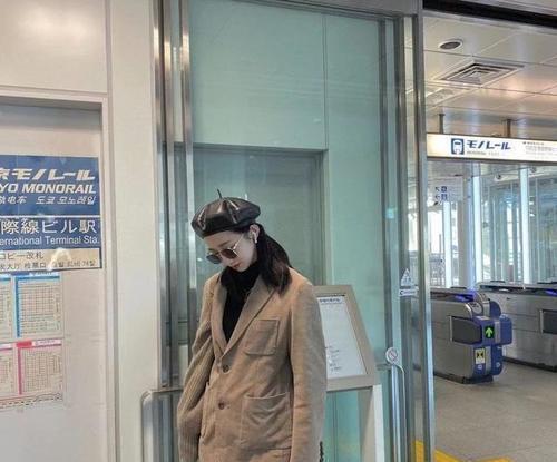 单品|女明星太美啦,蓝色及脚腕大衣搭配米色毛衣,时尚感满满