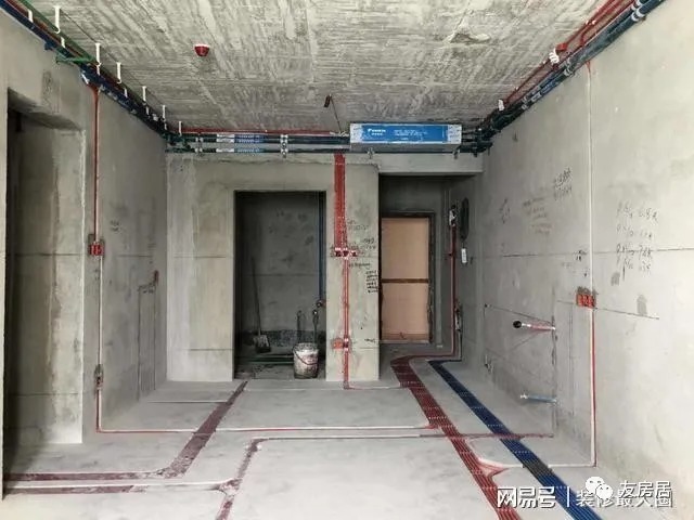 水管|水管铺设走顶还是走地?别选错了,当把房毁了就晚了