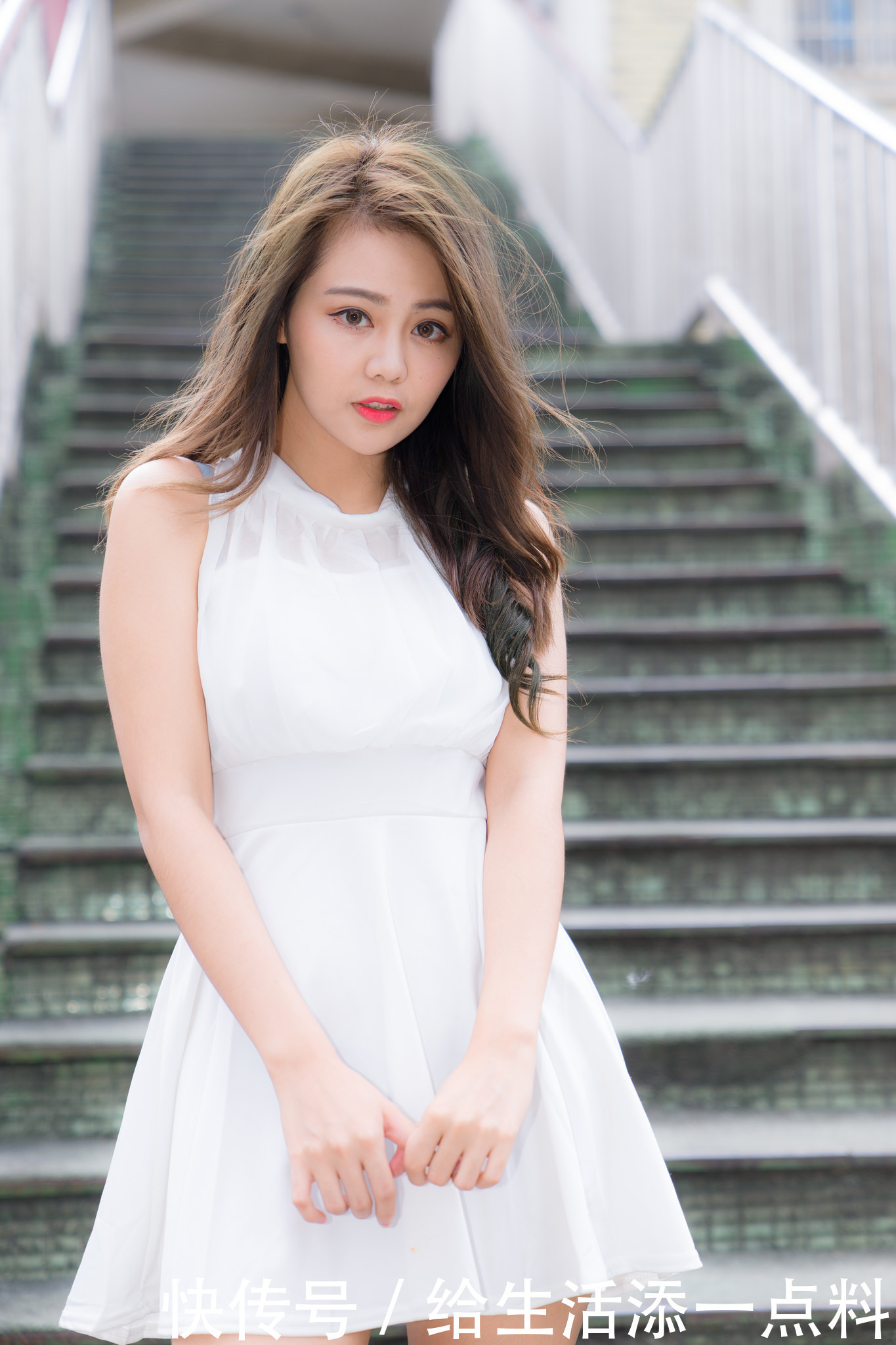 什么白色连衣裙好看 清新白色连衣裙让你轻松成为焦点