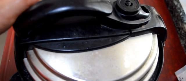 不管电饭煲有多脏,教你一个不外传窍门,1分钟擦得干净如新