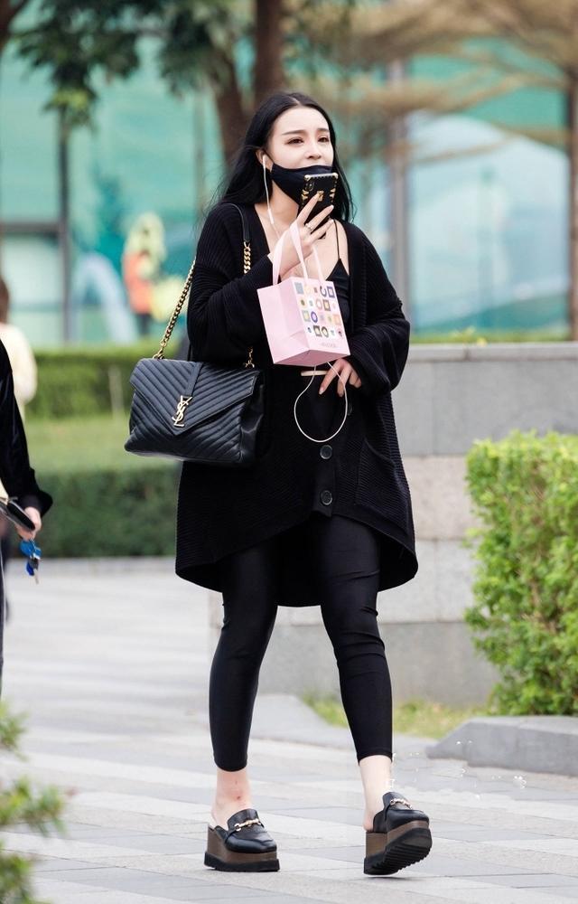 气质感 黑色大衣搭配打底裤,休闲又不失气质感,衬托出女性的优美
