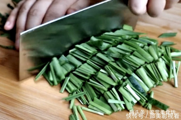 韭菜|韭菜饼怎么做最好吃,牢记5大步骤,简单营养又美味,全家最爱