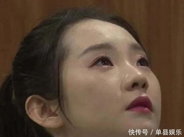 张艺凡遭镜头怼脸拍,真实颜值暴露,脸上小疙瘩抢镜